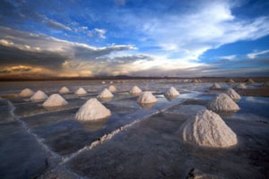 玻利维亚Salar de Uyuni盐湖蕴含丰富锂资源