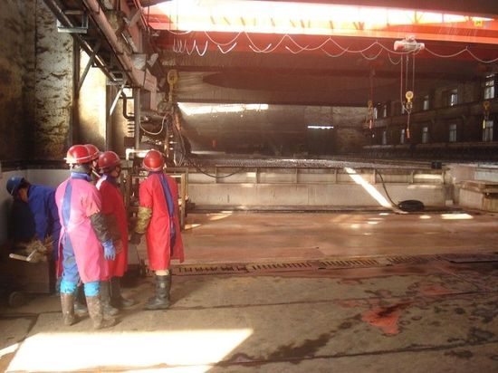 事故发生后的宁夏天元锰业集团公司全面停业整顿，几名清洁工在车间打扫卫生。